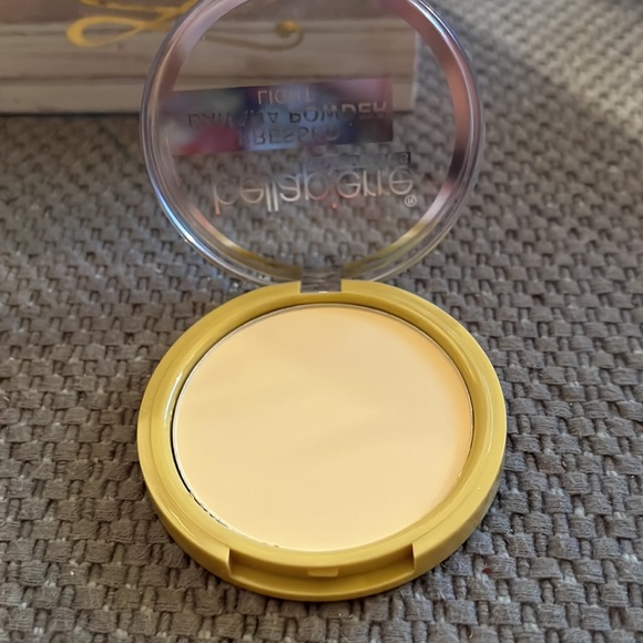 Bella Pierre Cosmetics Pressed Banana Powder Light - Picture 3 of 3